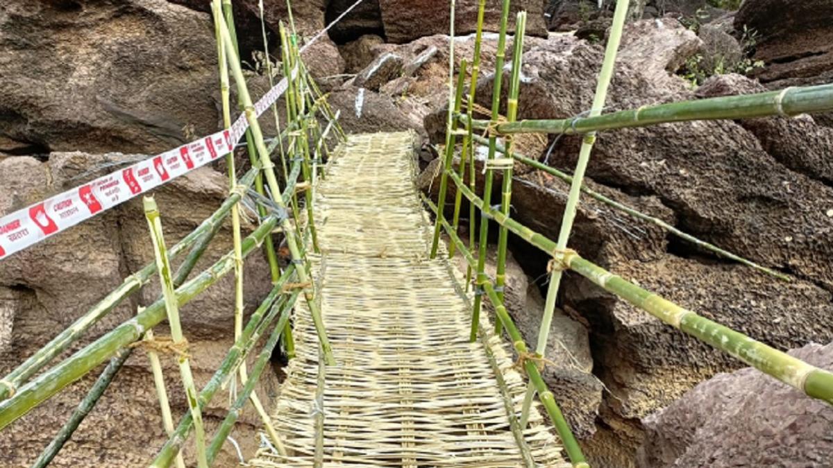 चटाई का पतला सा पुल करने के बाद यहां होते हैं महादेव के दर्शन, दूर-दूर से आते हैं लाखों लोग