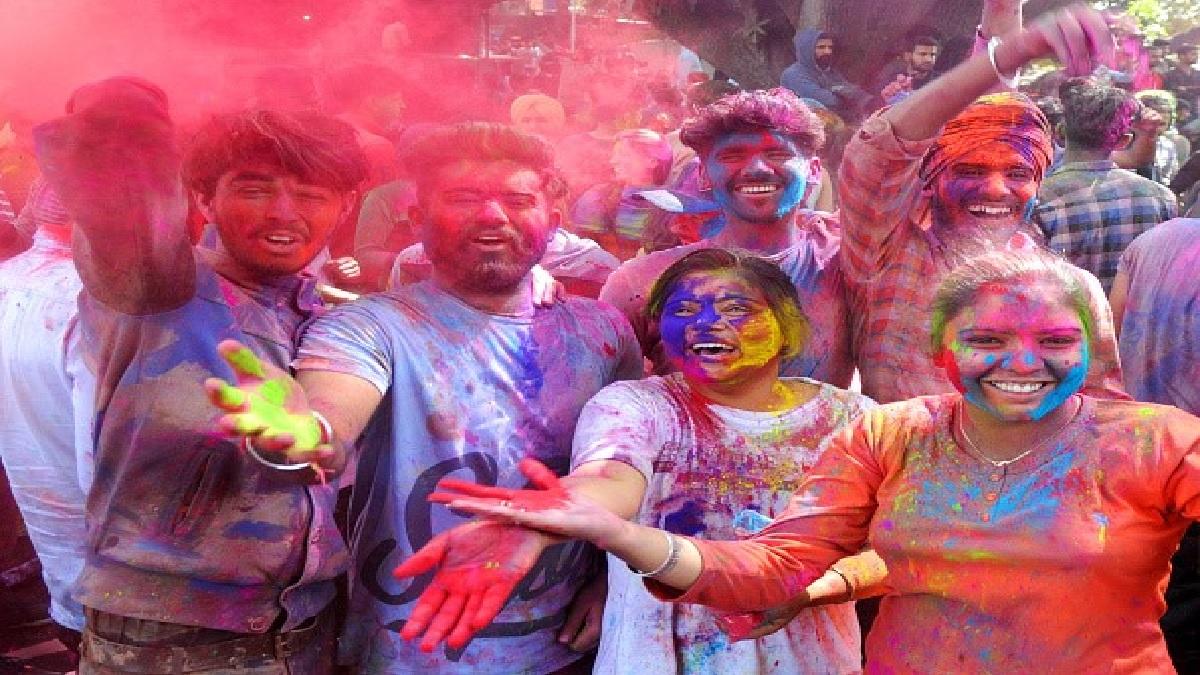 भारत के कई इलाकों में अजब-गजब होली मनाई जाती है (Photo- Getty Images)