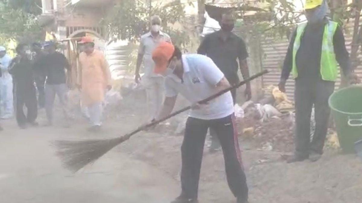 केंद्रीय मंत्री ज्योतिरादित्य सिंधिया ने वार्ड की गलियों में की सफाई. (Photo: Aajtak)