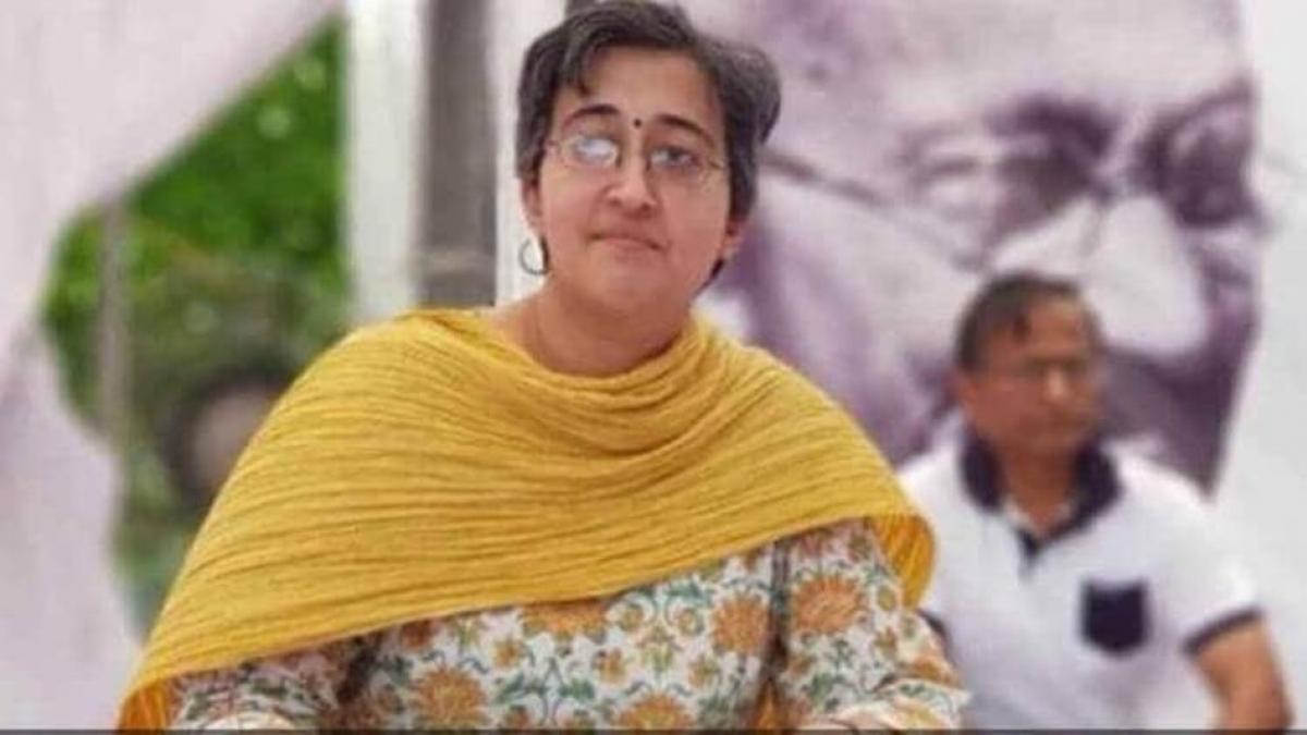 'LG ने डाली थी कश्मीरी शिक्षकों को नियमित करने में रुकावट, BJP नेता ने की थी SC में पैरवी', AAP का दावा