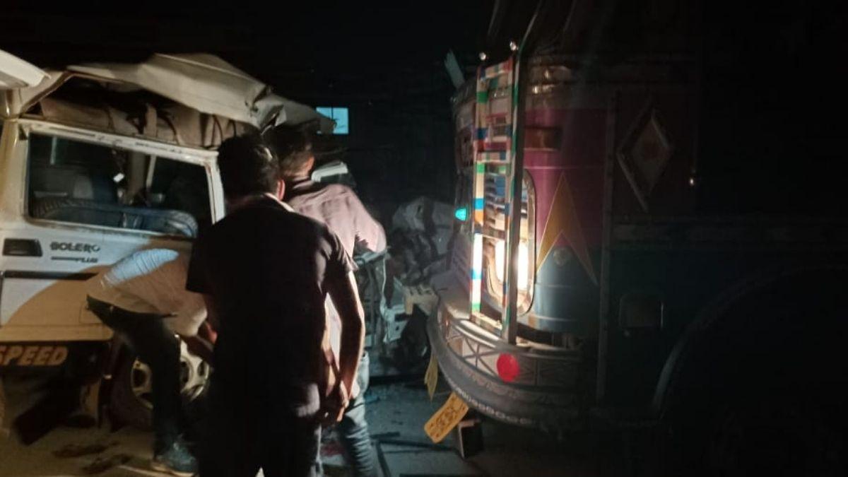 महाराष्ट्र: बोलेरो और ट्रक की टक्कर में 5 लोगों की मौत. (Photo: Aajtak)