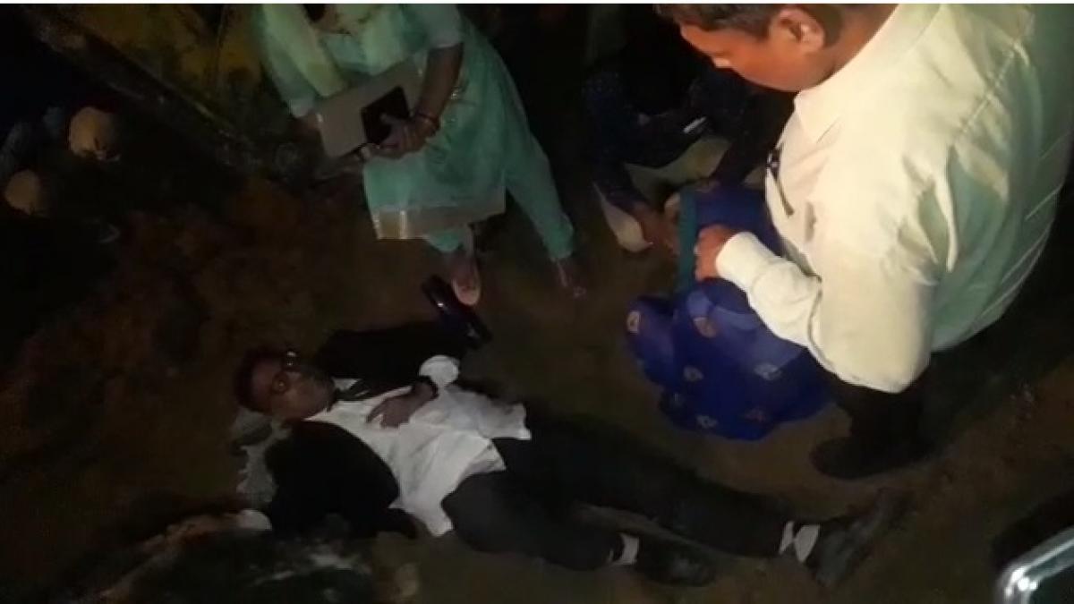 जमीन पर लेटे अपर जिला जज