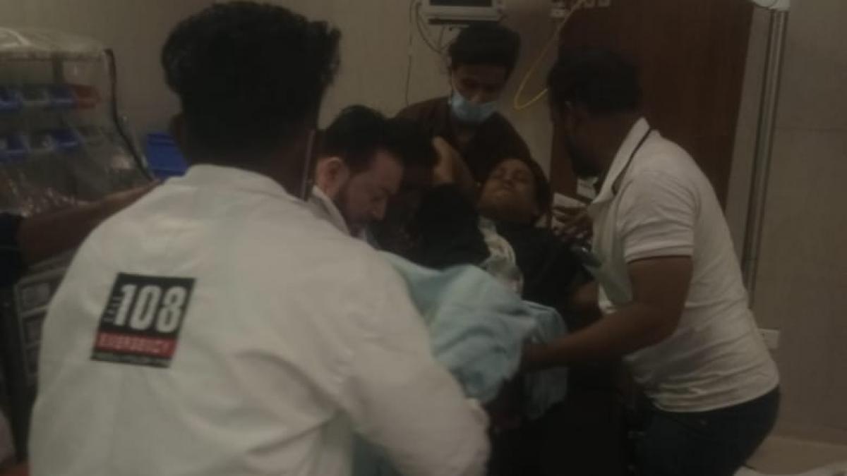 एसवीपी अस्पताल में चल रहा घायल नेता का उपचार