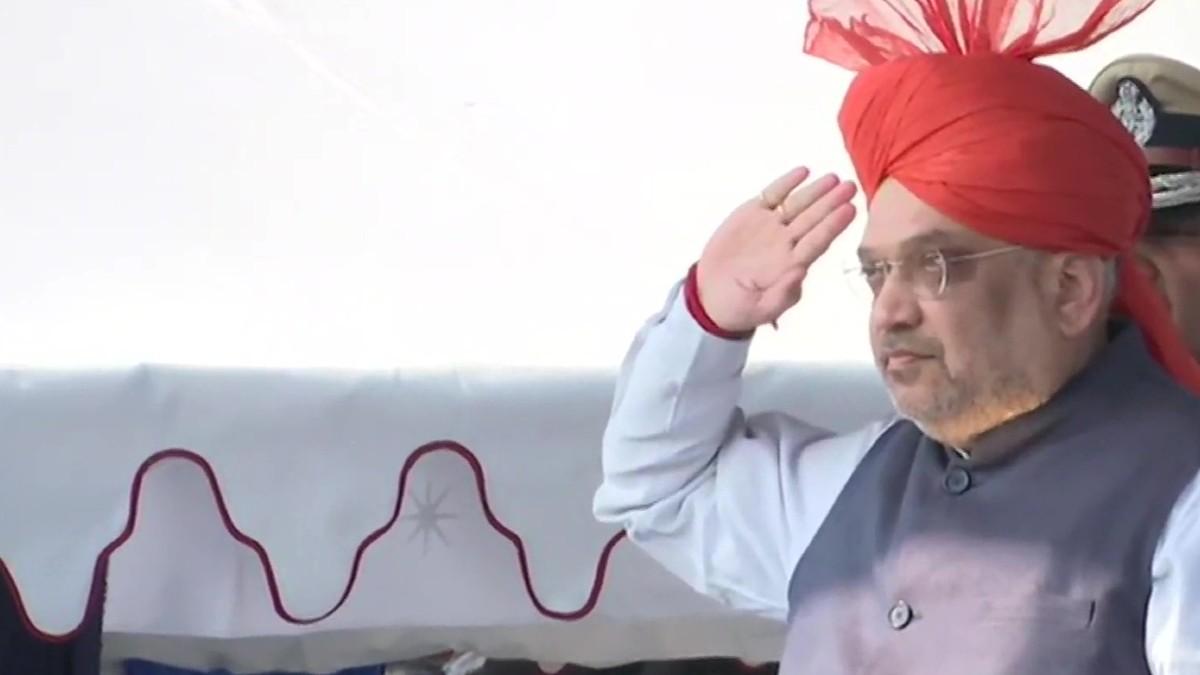परेड की सलामी लेते अमित शाह. (फोटो- ANI)