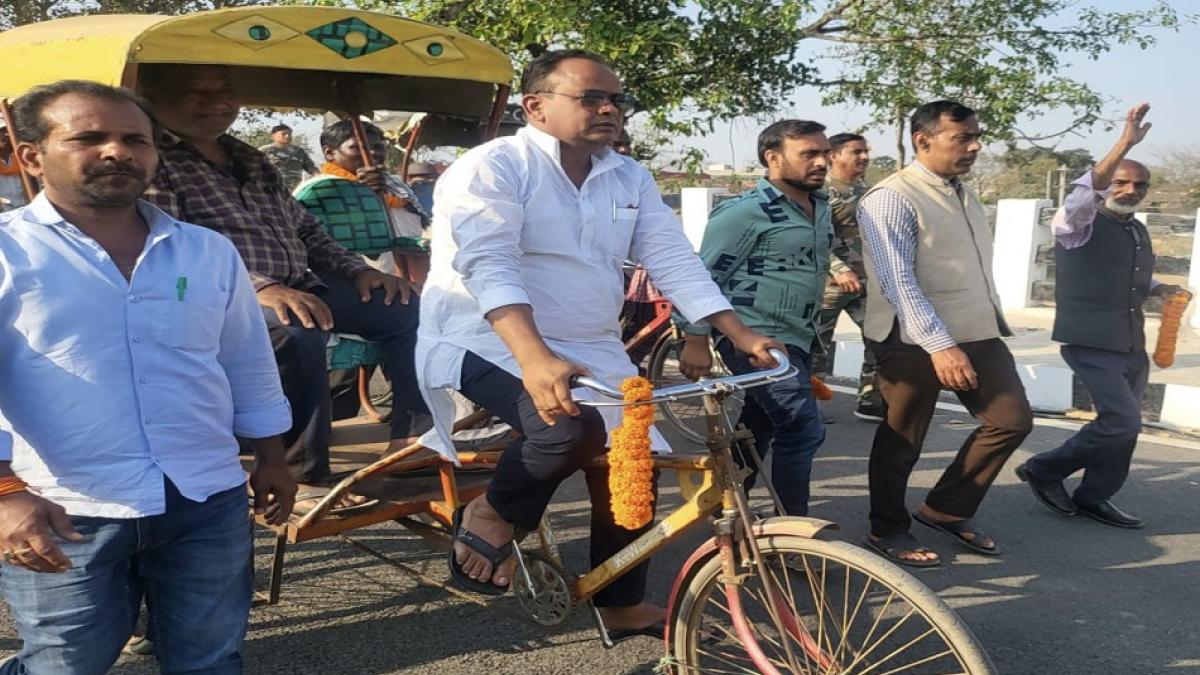 जामताड़ा के विधायक इरफान अंसारी ने चलाया रिक्शा