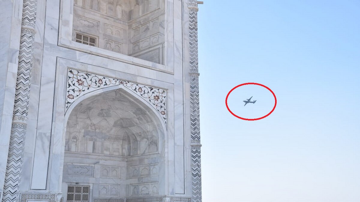 ताजमहल के ऊपर उड़ता हुआ विमान (लाल घेरे में)