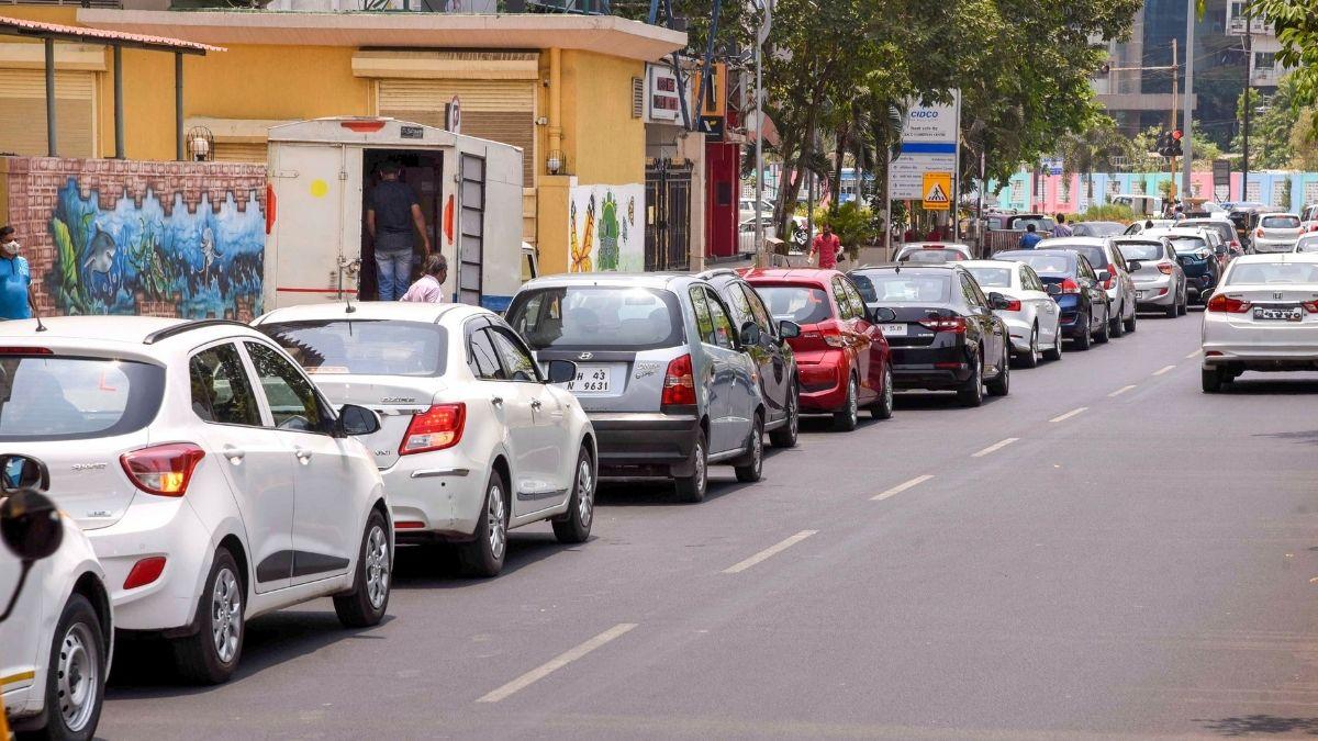 पेट्रोल की बढ़ती कीमतों से लोग सीएनजी या इलेक्ट्रिक पर जा रहे हैं. (फाइल फोटो-PTI)