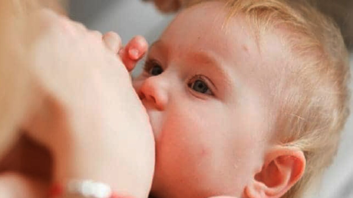 मां से बच्चे में कोरोना वायरस संक्रमण होने का खतरा बेहद कम (सांकेतिक फोटो)