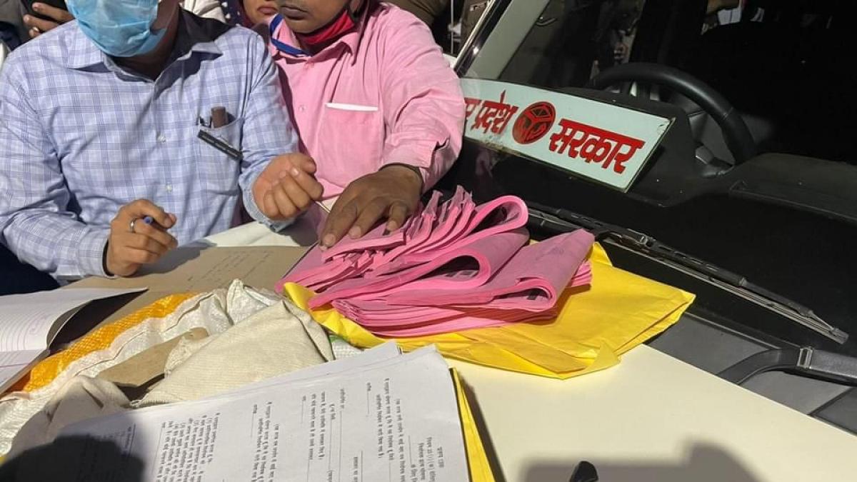 गाड़ी से मिले सादे बैलेट पेपर