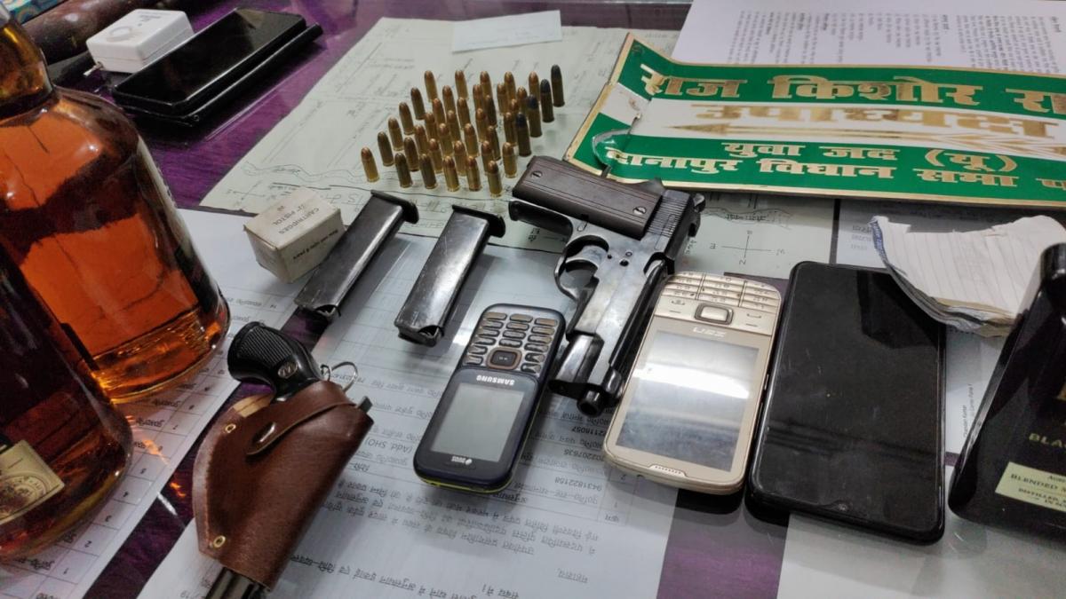 विदेशी शराब के साथ अवैध हथियार बरामद