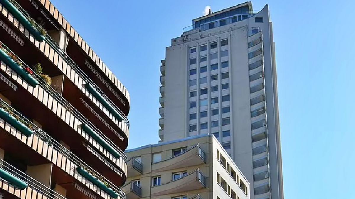 परिवार के पांच लोग सातवीं मंजिल से कूदे (फोटो: रॉयटर्स) 