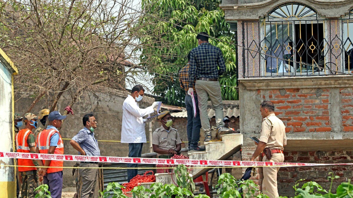 फोरेंसिक एक्सपर्ट हिंसाग्रस्त घर से नमूने एकत्र करते हुए.