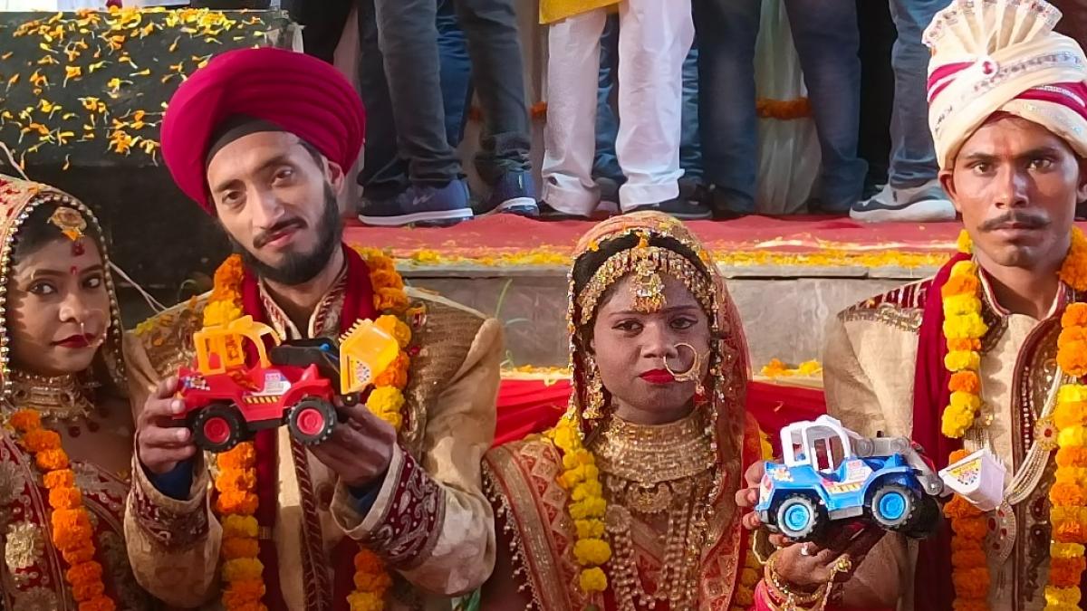 नवदंपत्तियों को गिफ्ट में दिया गया 'बाबा का बुलडोजर'