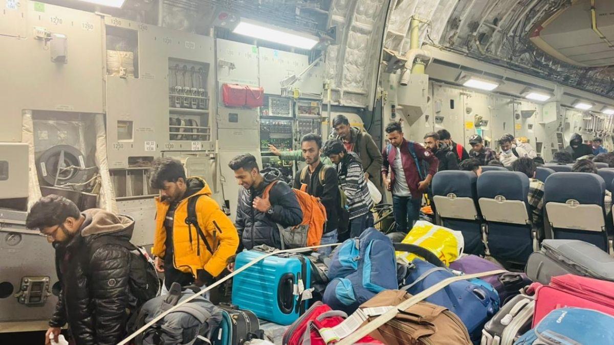 Ukraine Russia war: पोलैंड-रोमानिया से तीन C-17 ग्लोब मास्टर 629 भारतीयों को लेकर लौटे, जारी है रेस्क्यू ऑपरेशन