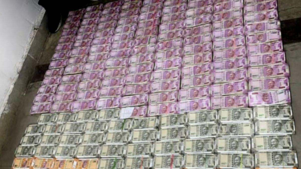 UP: NRHM के डिप्टी डायरेक्टर की गाड़ी में मिला 1.5 करोड़ कैश, हिरासत में लेकर पूछताछ