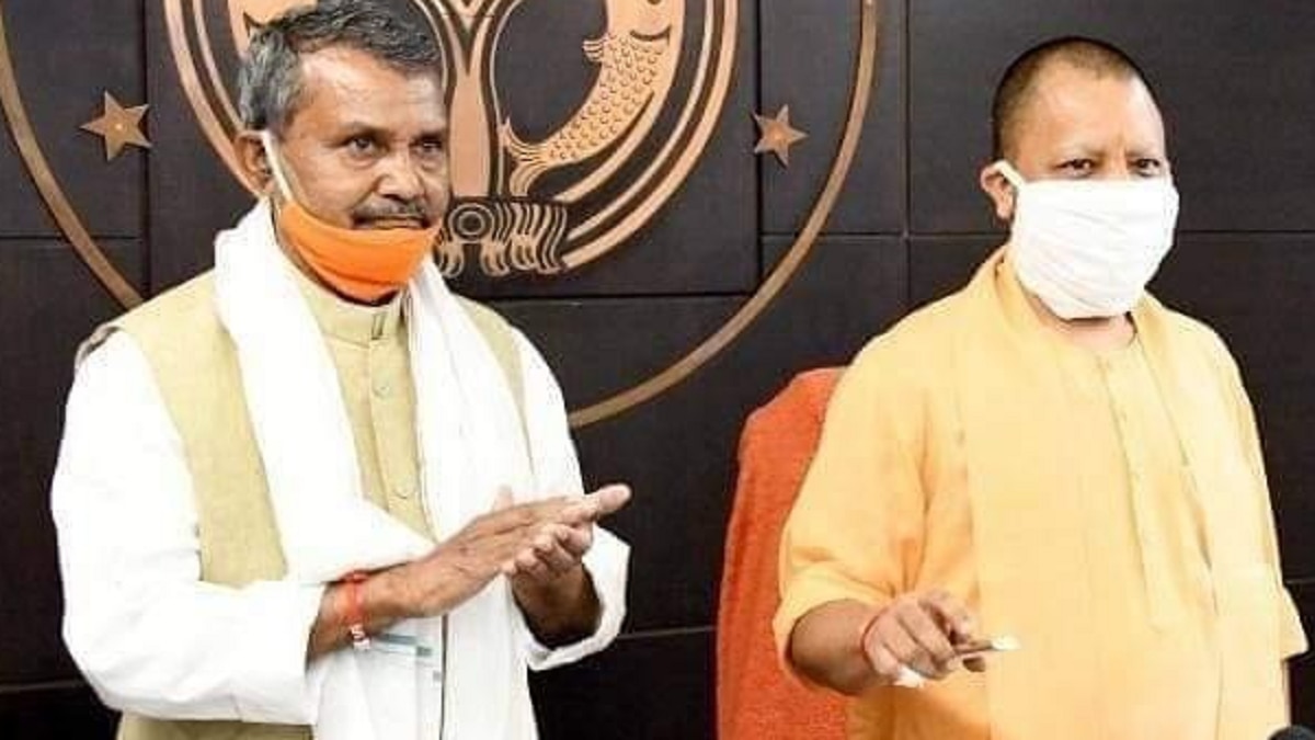 सीएम योगी के साथ रमापति शास्त्री