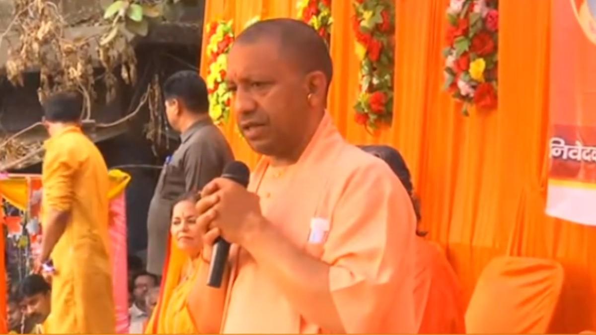 गोरखपुर के होली महोत्सव में शामिल CM योगी. 