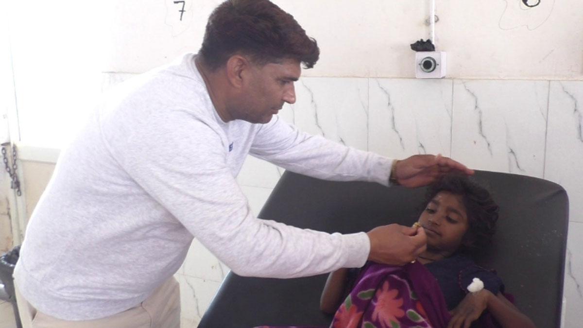 घायल बच्चों की देखभाल कर रहे हैं कांस्टेबल लोकेंद्र चाहर