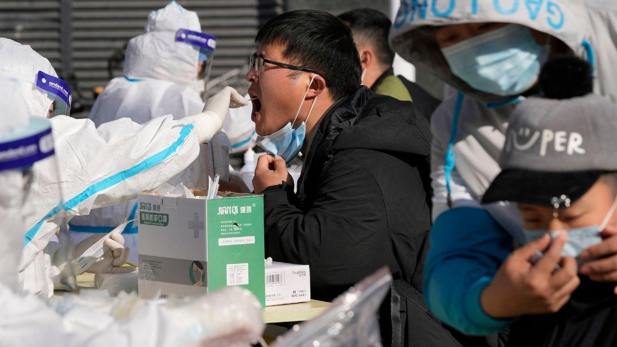 दुनिया के कई देशों में कोरोना के मामलों में उछाल आ रहा है. (फाइल फोटो-AP/PTI)