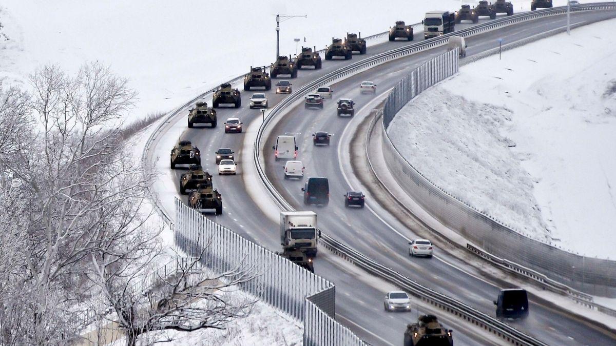 माना जा रहा है कि क्रिमिया के रास्ते कीव पर चढ़ाई की तैयारी कर रही है रूसी सेना. (फाइल फोटो-AP/PTI)
