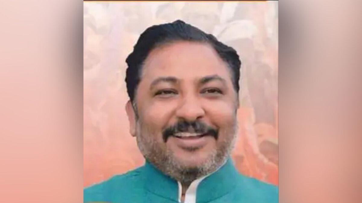 बलिया नगर सीट से सपा के पूर्व मंत्री नारद राय को हराकर जीते दयाशंकर योगी के मंत्रिमंडल में हुए शामिल.