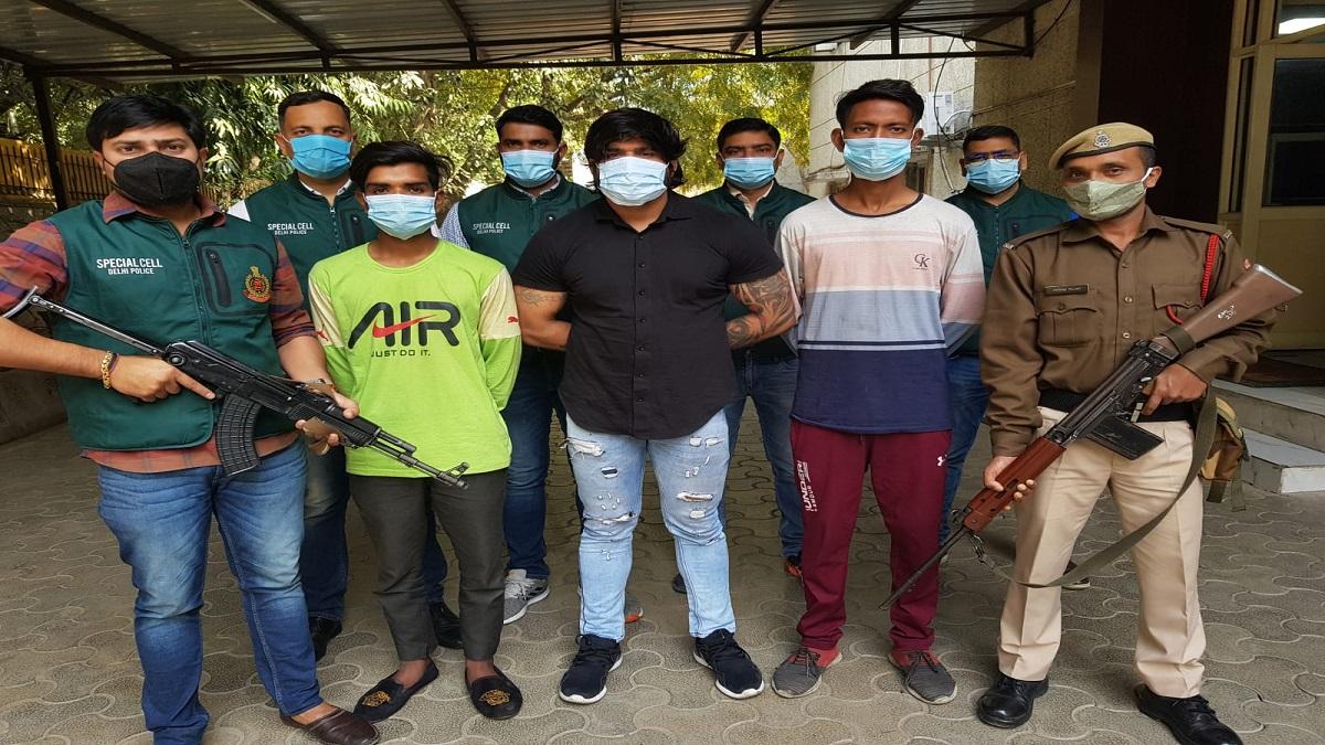 हथियार तस्करों को गिरफ्तार करने के बाद दिल्ली पुलिस के अधिकारी