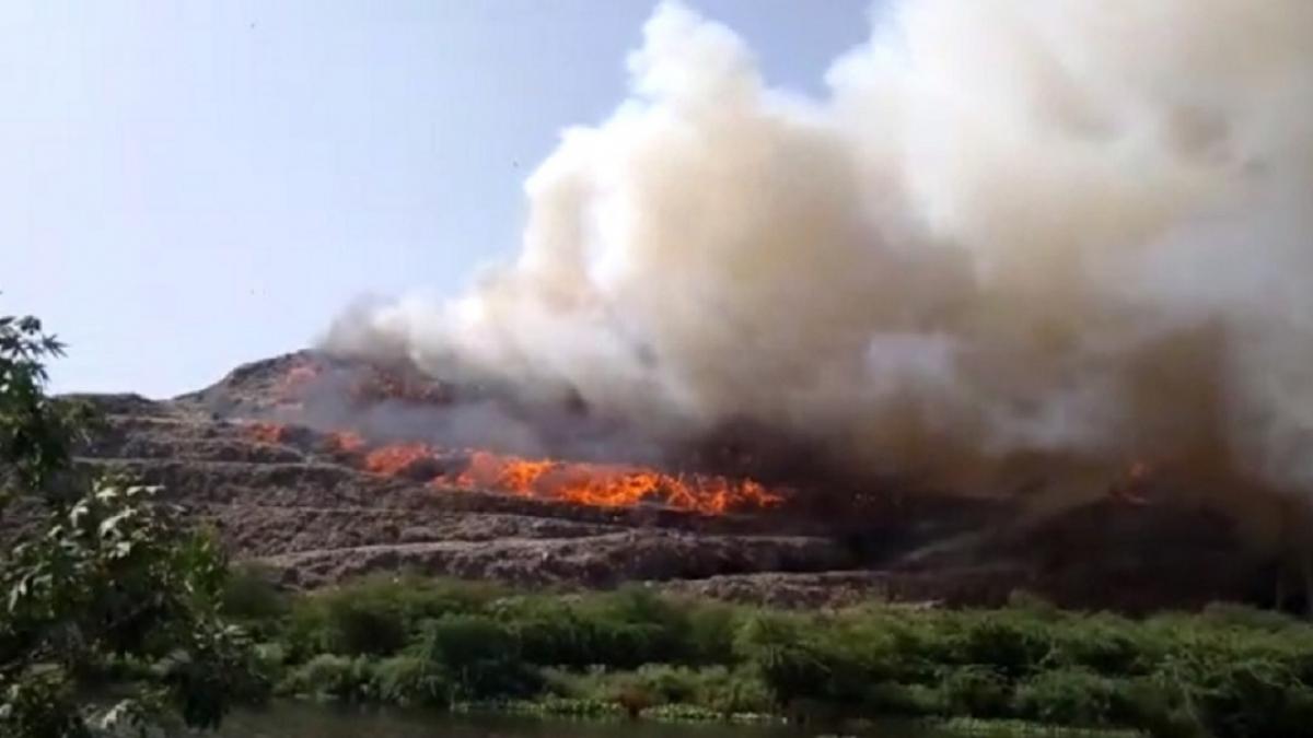 गाजीपुर डंपिंग ग्राउंड में लगी भीषण आग