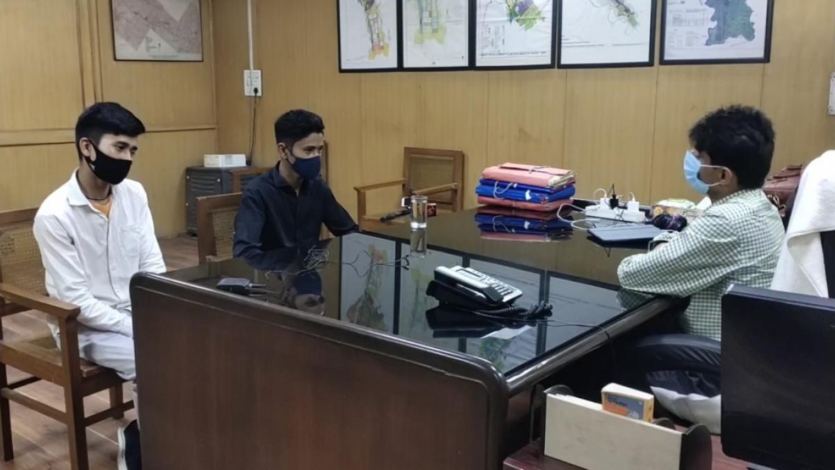 डीएम से मिला प्रदीप मेहरा और उसका भाई