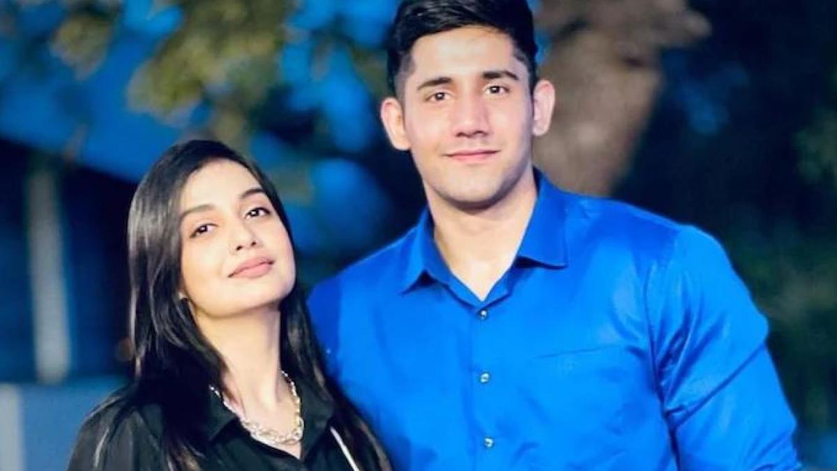 दिव्या अग्रवाल संग वरुण सूद