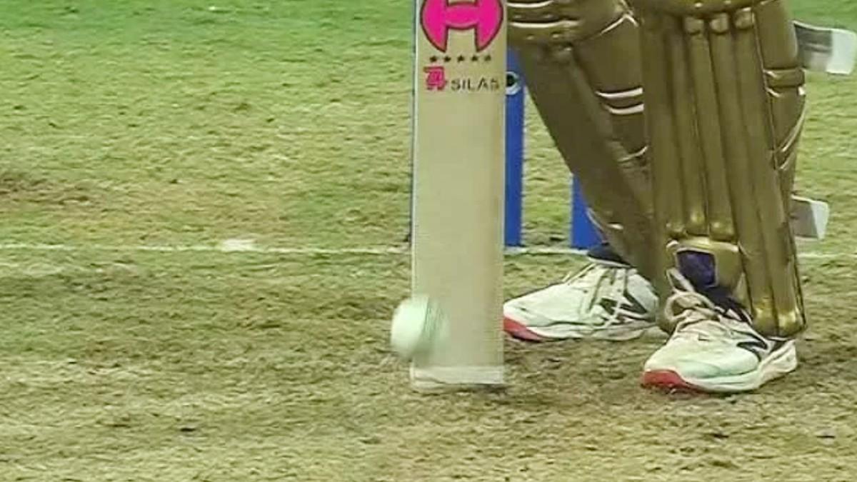 Faf du Plessis makes terrible DRS call (Twitter)