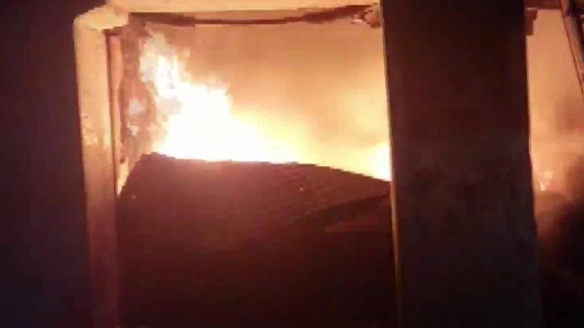 हैदराबाद में कबाड़ गोदाम में लगी आग. फोटो -एएनआई