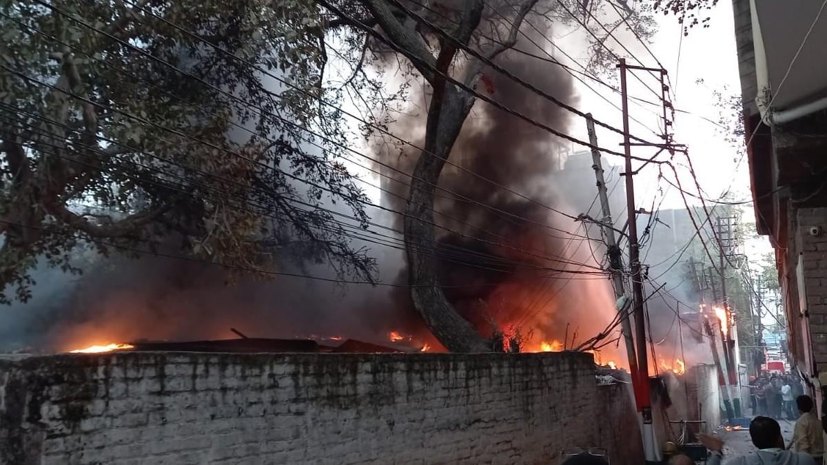 जम्मू में सिलेंडर ब्लास्ट से लगी आग में 4 लोगों की मौत और 15 घायल, रेस्क्यू ऑपरेशन जारी - people killed and injured in fire and cylinder blast incident in Jammu ntc - AajTak