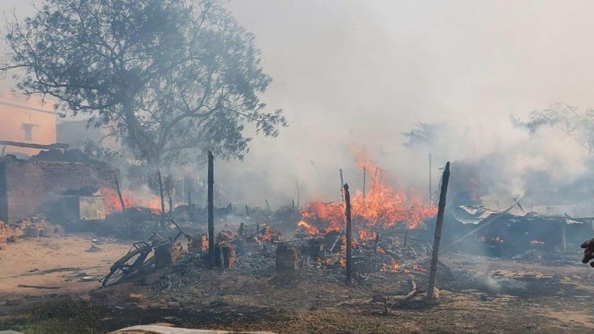 छपरा में अग्निकांड से मचा कोहराम, चूल्हे की चिंगारी ने खाक कर दिए दर्जनों आशियाने. (Representative image)
