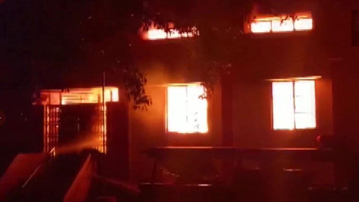 रजिस्ट्रार कार्यालय में लगी आग (फोटो- ANI)