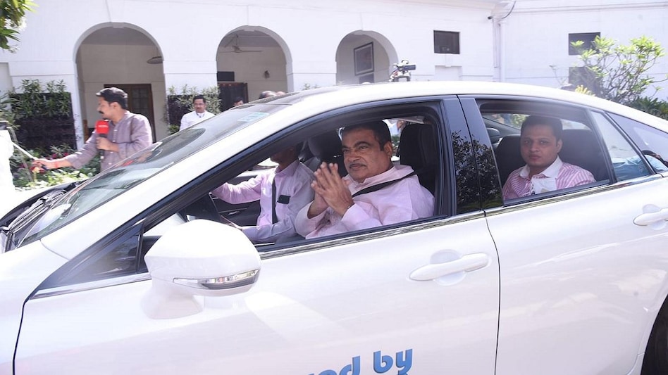 आ गई भारत की पहली हाइड्रोजन कार, नितिन गडकरी ने की संसद तक की सवारी - Nitin Gadkari rides first indian hydrogen car took it to parliament toyota tuts - AajTak