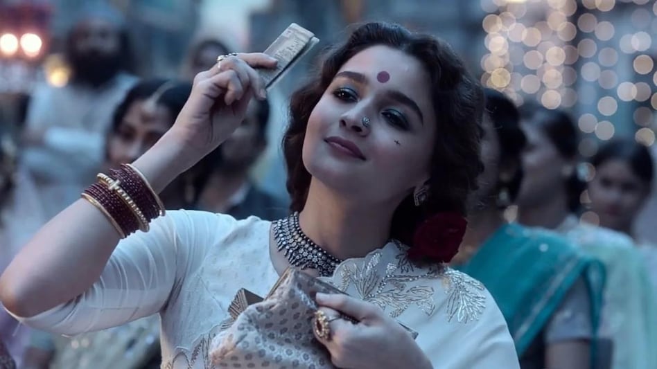 Gangubai Kathiawadi Box Office Collection: आलिया भट्ट की फिल्म ने कमाए 100 करोड़, दुनियाभर में छाई - Gangubai Kathiawadi box office collection Alia Bhatt starrer crosses 100 cr worldwide tmov - AajTak