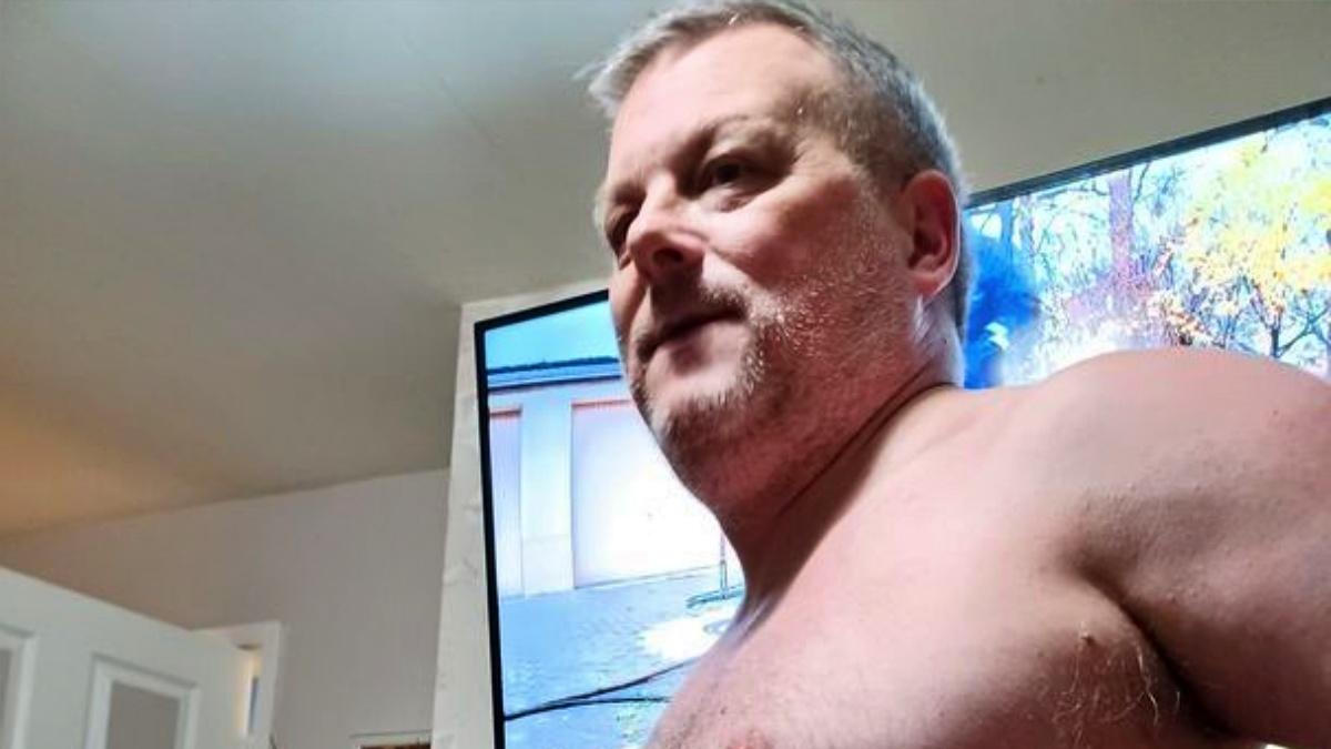 सर्जरी के बाद प्रेग्नेंट महिला जितना बढ़ गया शख्स का पेट! पत्नी बोली- घूरते हैं लोग