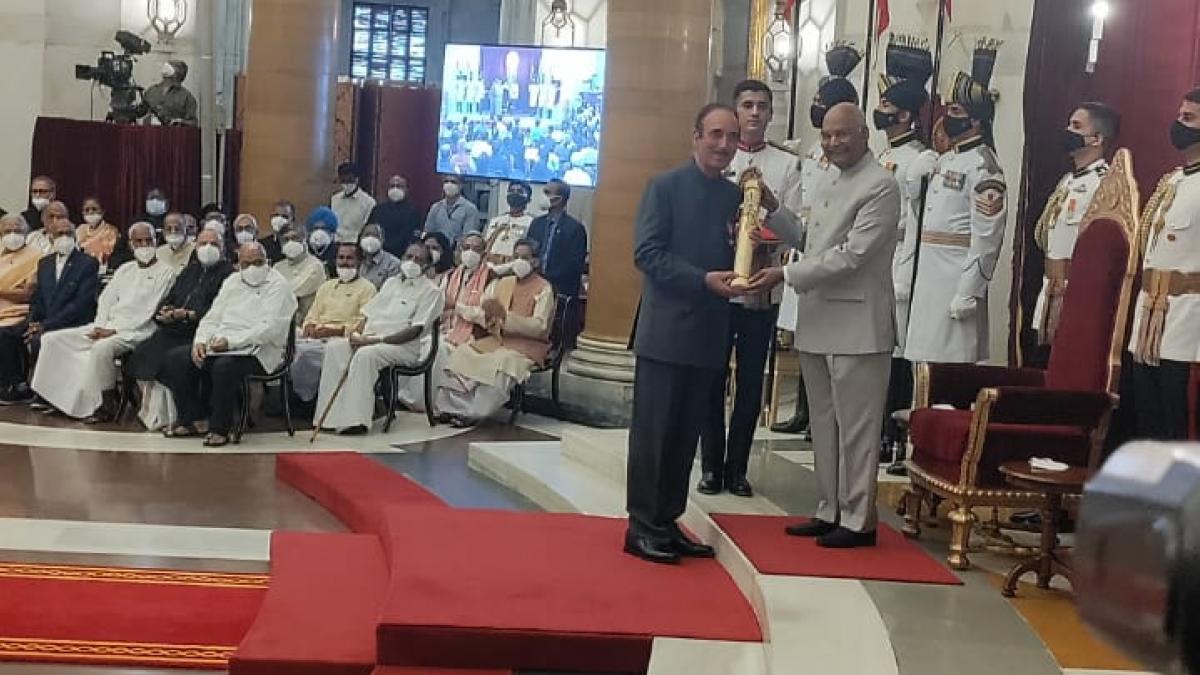 पद्म भूषण अवॉर्ड ग्रहण करते गुलाम नबी आजाद