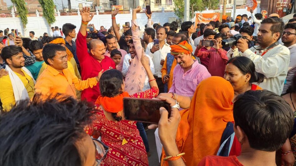गोरखपुर में जश्न मनाते बीजेपी कार्यकर्ता