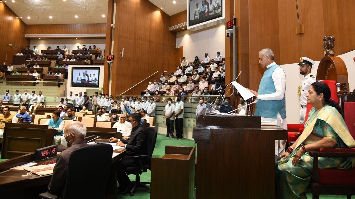 बजट सत्र के दौरान राज्यपाल आचार्य देवव्रत ने भाषण दिया