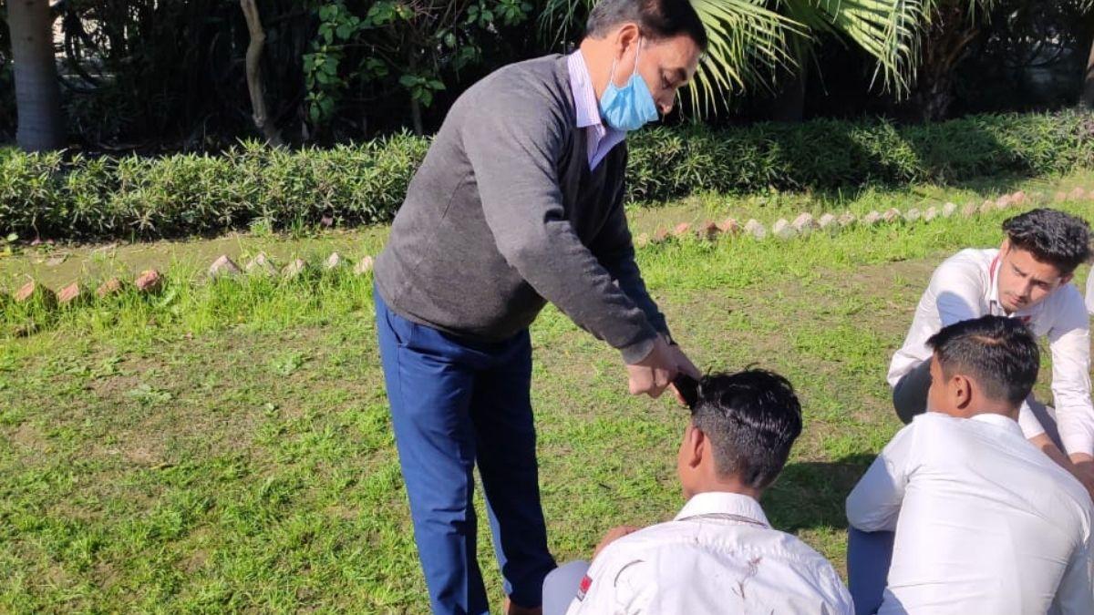 प्रार्थना के बाद मैदान में ही प्रधानाचार्य ने काट दिए बच्चों के बाल.