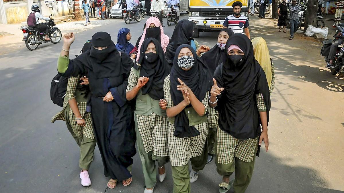 कर्नाटक हाईकोर्ट ने कहा-स्टूडेंट स्कूल यूनिफॉर्म पहनने से इनकार नहीं कर सकते. 