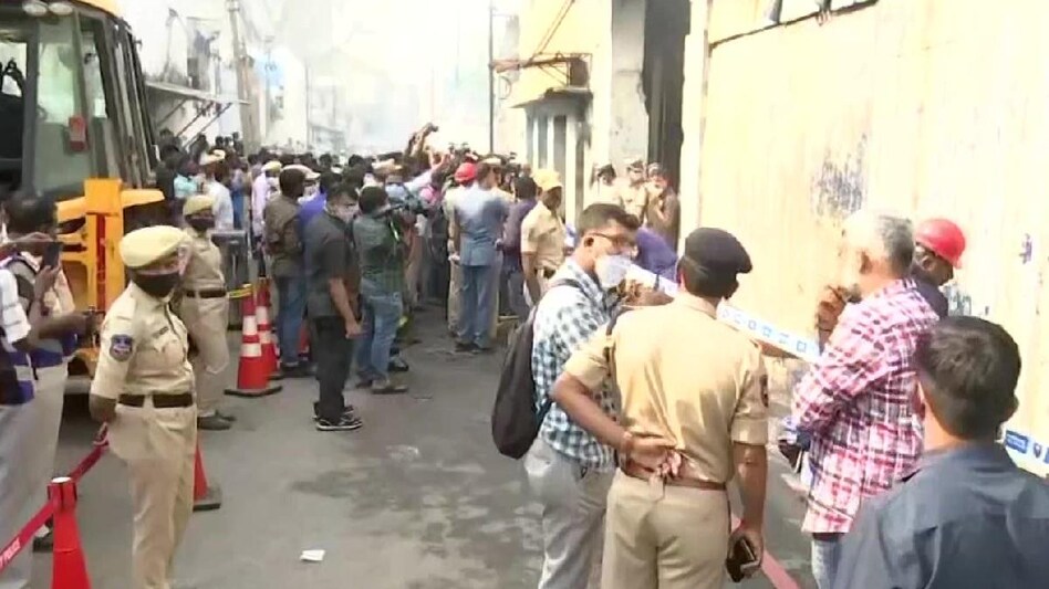हैदराबाद के कबाड़ गोदाम में लगी आग