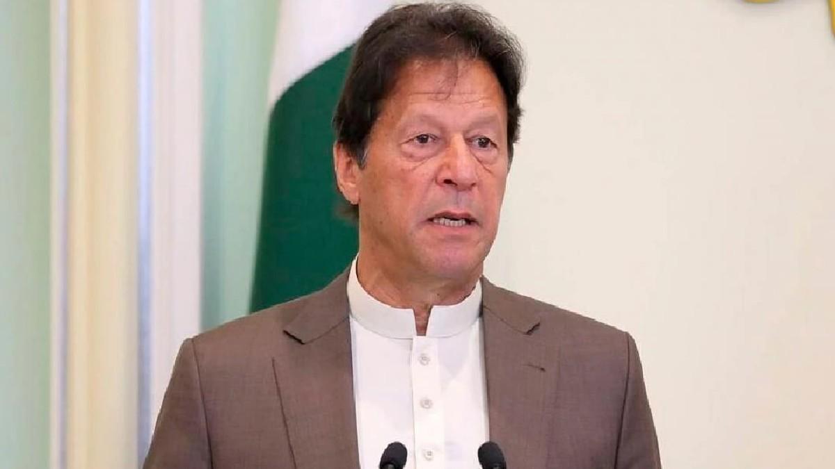 क्या इमरान के हाथ से फिसल गए सत्ता के मोहरे? जानिए कितने सांसद साथ और कौन हुआ बागी