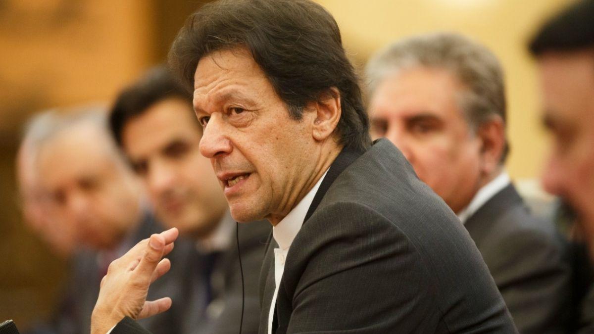 इमरान के खिलाफ अविश्वास प्रस्ताव पर 3 अप्रैल को वोटिंग होनी है. (फाइल फोटो-AP/PTI)