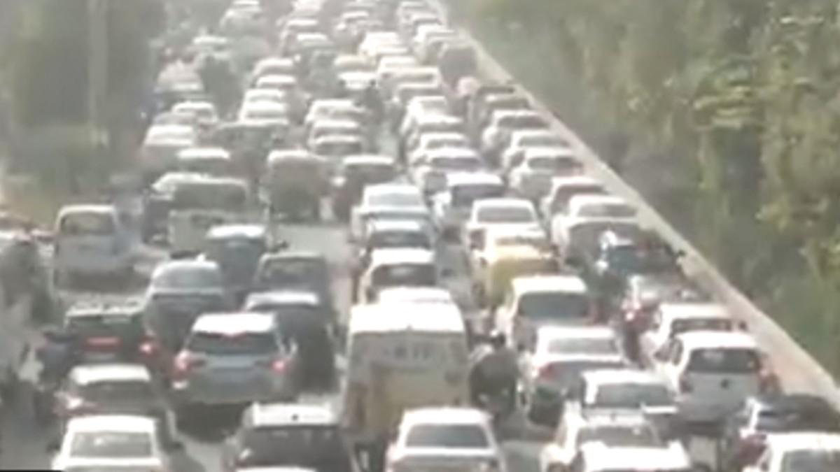नोएडा में लगा 2 किमी लंबा जाम