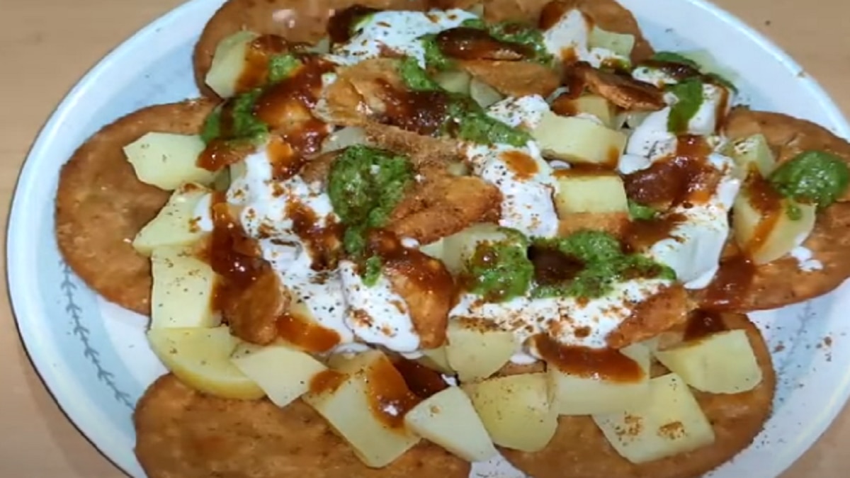 Singhara Atta Papdi Chaat