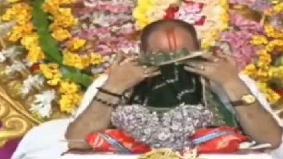 कथा रद होने से भावुक हो गए कथावाचक