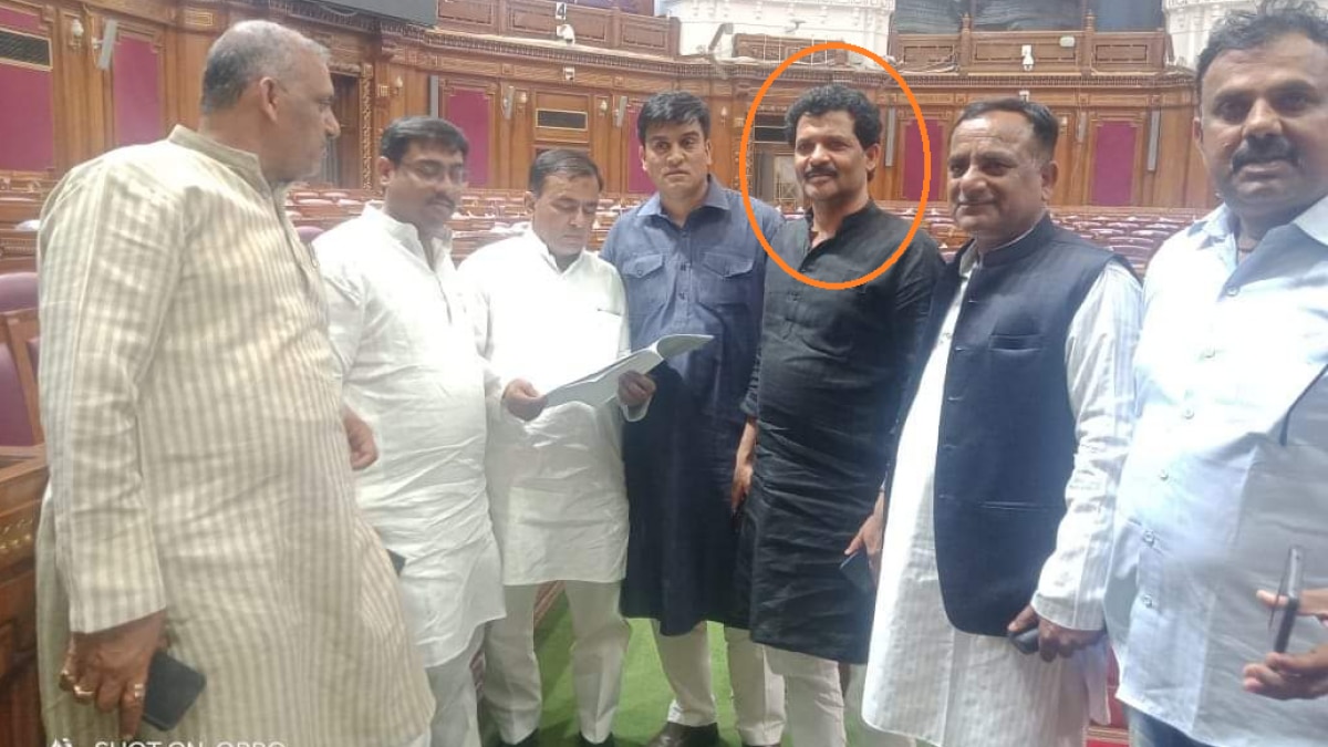 सपा विधायकों के साथ महफूज अख्तर (लाल घेरे में)