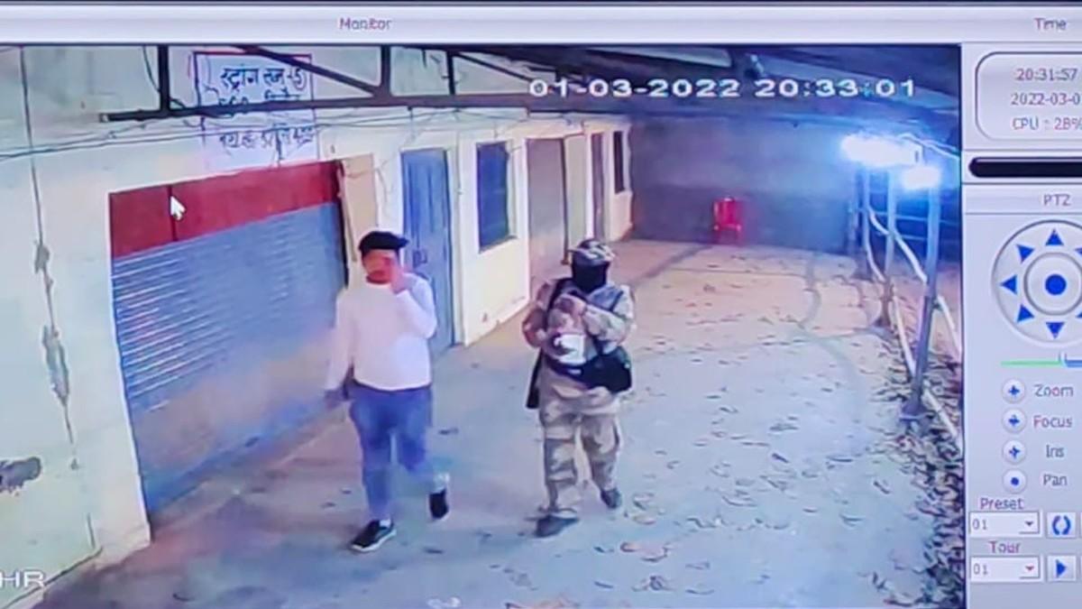 स्ट्रॉन्ग रूम के बाहर दिख रहे दो युवक.